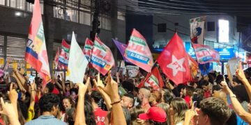 Manifestação em apoio à reeleição de Lula reúne estudantes e trabalhadores nas ruas de São Mateus