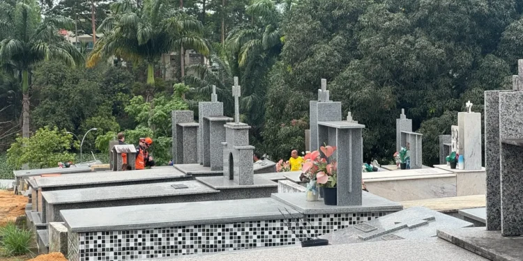 Filho cai dentro do túmulo do pai e morre em Linhares
